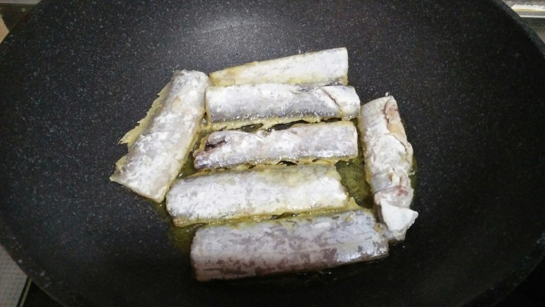 家常炖带鱼,油热,加入带鱼,炸两面金黄