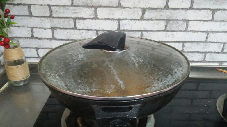 家常炖带鱼,盖好锅盖,小火焖七八分钟