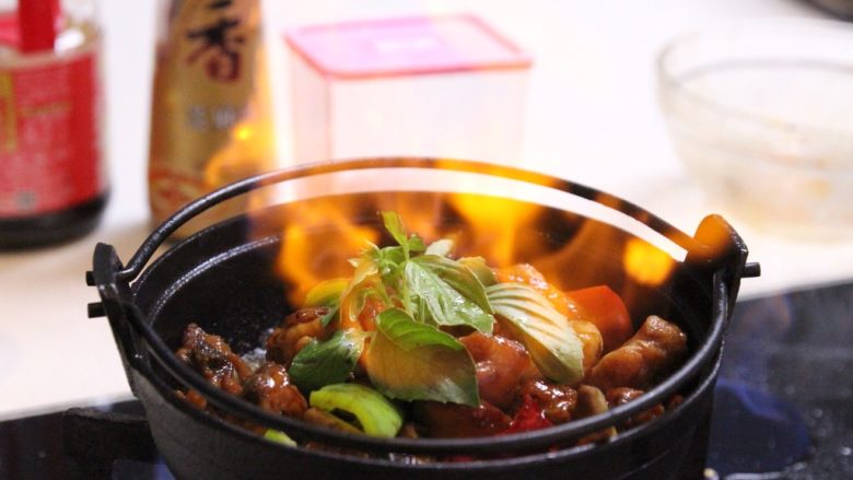 台式三杯鸡,喜欢在最后加入少于二锅头,让三杯鸡的酒味更加香浓,如果不喜欢,这一步可以省略掉。