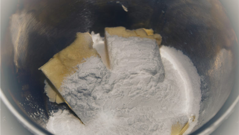 无需模具的饼干界新宠IceBox-小猫曲奇,这是制作基础黄油糊的原料。这里我们用的是工作室给大家分装的兰特大黄油,无盐发酵黄油。兰特集团旗下有大家非常熟知的总统品牌。这款黄油发酵香味十足,制作成品口感极佳。