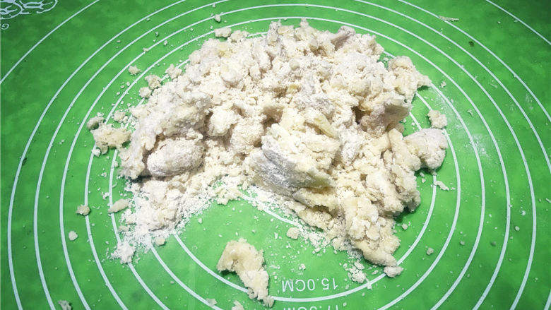 无需模具的饼干界新宠IceBox-小猫曲奇,混合成大颗粒状后,全部转移至硅胶垫上,手动操作。