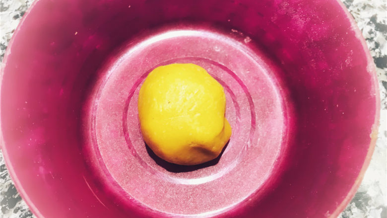 无需模具的饼干界新宠IceBox-小猫曲奇,按照原色面团的制作方法,将配料混合成光滑的面团,后盖上保鲜膜防止水分流失。