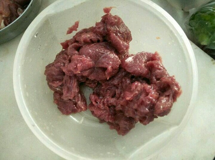 彩椒虾仁牛肉,<a style='color:red;display:inline-block;' href='/shicai/ 216'>牛肉</a>切片，加入小苏打，盐，<a style='color:red;display:inline-block;' href='/shicai/ 3729'>白糖</a>，生粉，酱油，油腌制一小时以上。