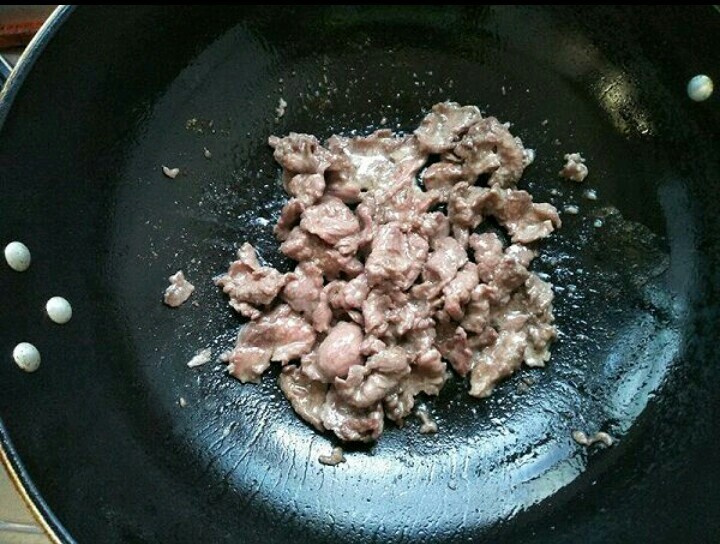 彩椒虾仁牛肉,翻转过来煎另一面,煎到牛肉五六成熟盛出待用,