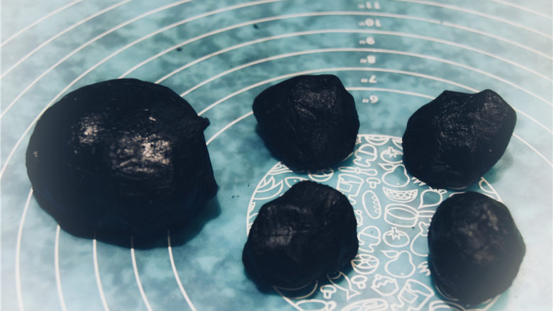 无需模具的饼干界新宠IceBox-小猫曲奇,黑色面团使用到的部分,我们看一下,是眼睛,脸,脸颊额头和耳朵。所以我们将黑色面团开始分割。
脸:取64g。整理成长8-9里面,宽11里面左右的面片。
脸颊和额头:取44g。
耳朵:取50g。25g/只。
眼睛:取50g。25g/只。