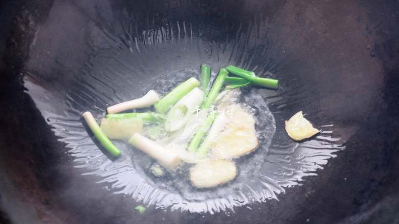 回锅牛肉炒青椒蒜苗 五香牛肉的新吃法,热锅倒油,油热后爆香姜片和蒜苗靠近根部的部分,蒜苗叶子和葱留着最后出锅前撒入。