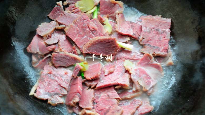 回锅牛肉炒青椒蒜苗 五香牛肉的新吃法,加入一碗热水,烧开。