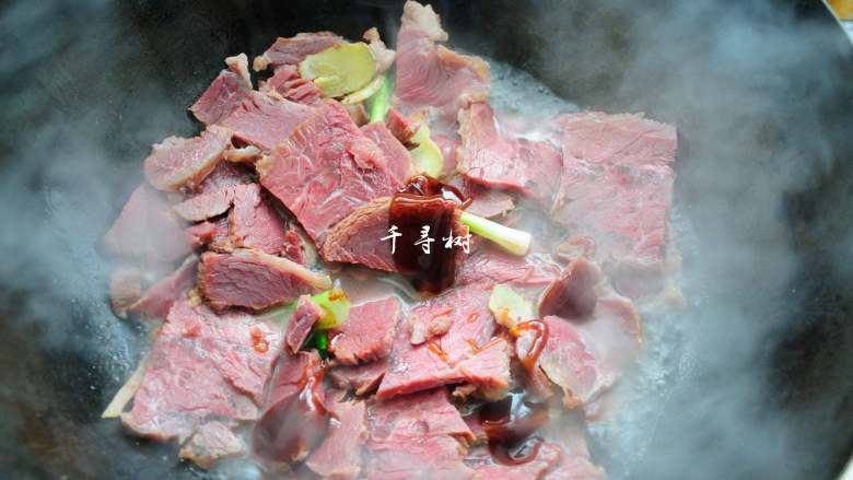 回锅牛肉炒青椒蒜苗 五香牛肉的新吃法,倒2勺<a style='color:red;display:inline-block;' href='/shicai/ 721'>蚝油</a>入锅,翻匀。