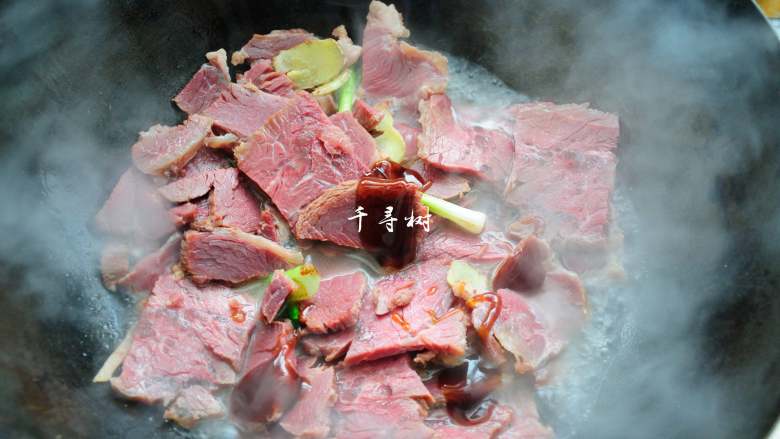 回锅牛肉炒青椒蒜苗 五香牛肉的新吃法,倒2勺<a style='color:red;display:inline-block;' href='/shicai/ 721'>蚝油</a>入锅，翻匀。