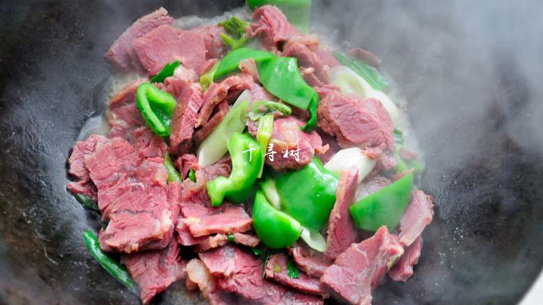 回锅牛肉炒青椒蒜苗 五香牛肉的新吃法,汁水收到略浓,青椒也已经断生了,蒜苗的香味也飘出来了,可以准备出锅了。
