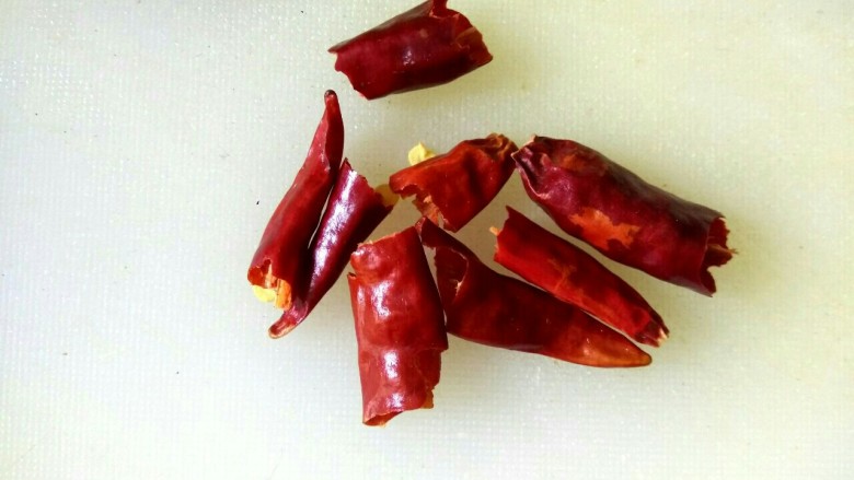 干锅菜花,<a style='color:red;display:inline-block;' href='/shicai/ 86464'>干红辣椒</a>切小段