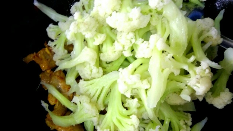 干锅菜花,放入菜花翻炒