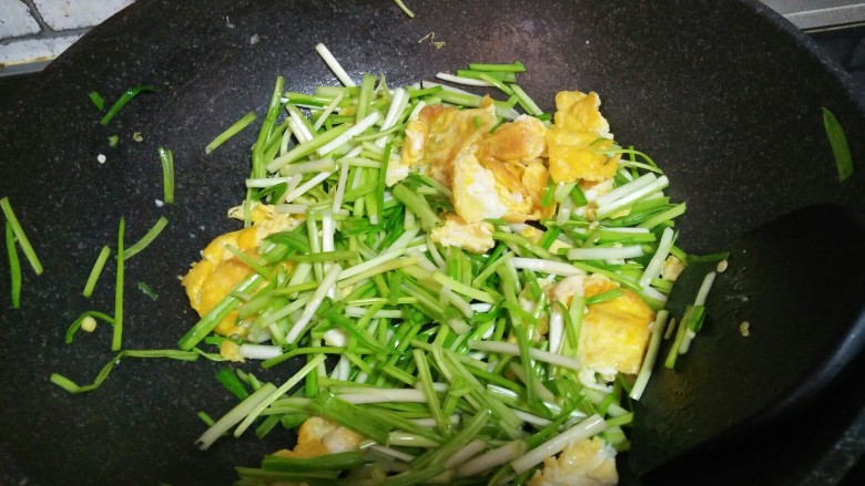 蒜苗炒鸡蛋,加入蒜苗,翻炒均匀