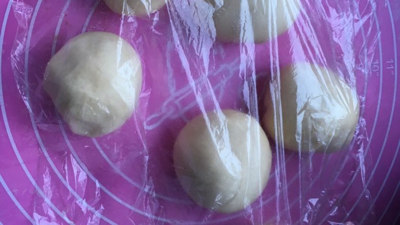 绵绵花朵包,分割出1个55克的面团后,其余的平均再分成5个面团,盖保鲜膜醒发10分钟