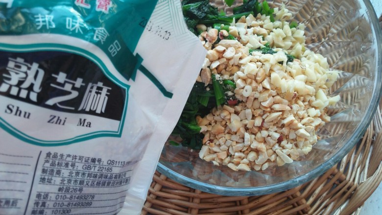 步步高菠菜塔,菠菜段,蒜末,花生碎,芝麻放在一个容器官。