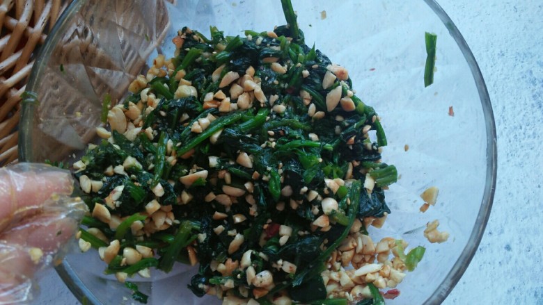步步高菠菜塔,倒在菠菜的容器中,拌匀