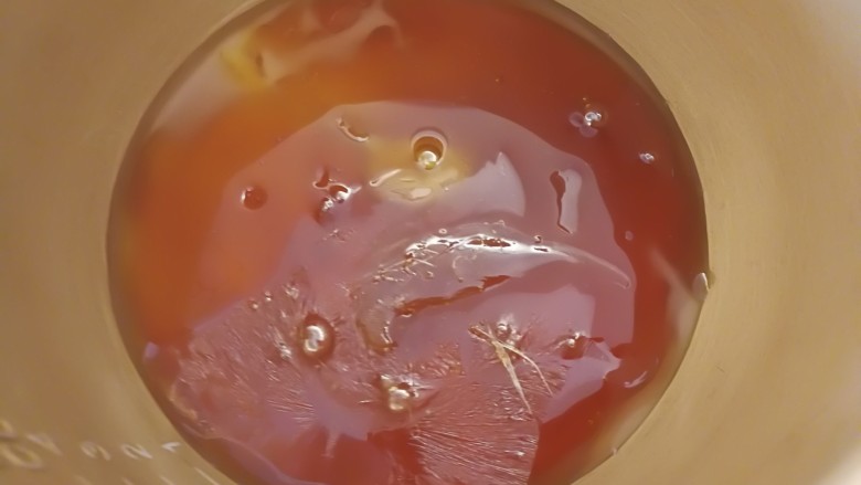 熬糖版低糖坚果牛轧糖,糖浆用的所有材料放在厚底锅里,煤气炉或电磁炉中火烧开后转中小火,用刮刀不停的搅拌