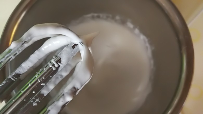 熬糖版低糖坚果牛轧糖,蛋白提前打到硬性发泡,放一边备用