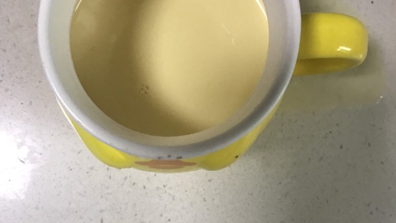 像布丁一样爽滑的鸡蛋羹
(宝宝辅食版本),将融合好的蛋液用筛子过滤到要蒸蛋羹的容器中
如果需要放入蔬菜可在这一步添加
将蔬菜焯水之后剁碎放入