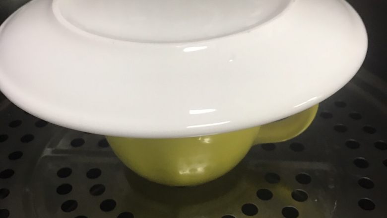 像布丁一样爽滑的鸡蛋羹
(宝宝辅食版本),冷水上锅
在杯子上盖一个盘子
防止水汽窜入 影响口感