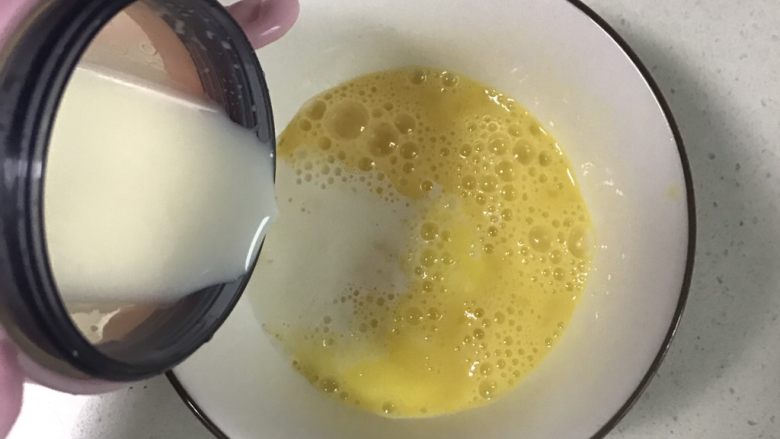 像布丁一样爽滑的鸡蛋羹
(宝宝辅食版本),冲泡好的奶粉慢慢倒入打好的蛋液中
奶粉必须是温的
成人版的可以将90毫升奶粉换成温水