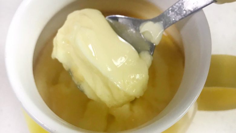 像布丁一样爽滑的鸡蛋羹
(宝宝辅食版本),出锅之后滴入核桃油和宝宝酱油
未满周岁的只滴核桃油就可以
出锅的状态是看起来会晃动的状态就对了
这种状态下滴核桃油都要矮一点
要不然真的会滴破