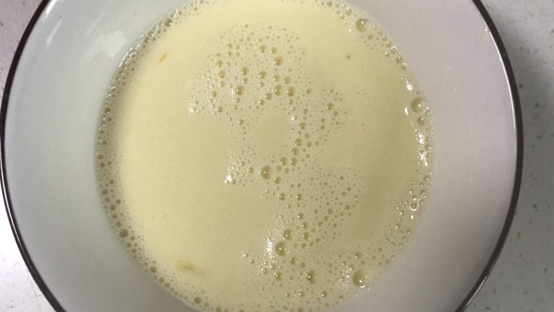 像布丁一样爽滑的鸡蛋羹
(宝宝辅食版本),混合后的奶粉和蛋液充分搅匀