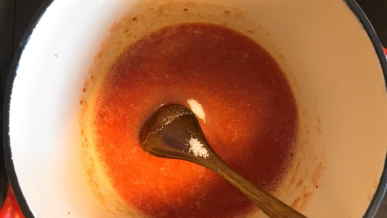 下午茶の草莓慕斯,将300g草莓打成泥和细砂糖放入无油无水的锅中小火加热使糖融化,关火。