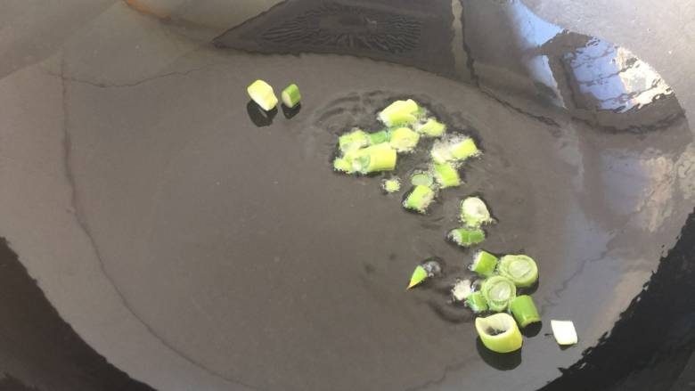 土豆卤,锅内烧油 多放油 加葱花