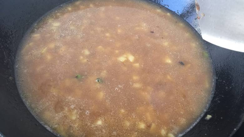 土豆卤,划几下 让盐和花椒粉分散开 大火煮开调小火