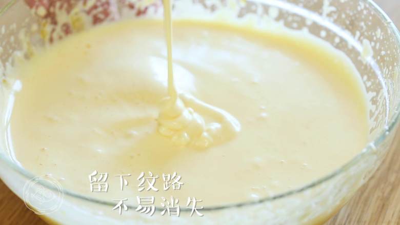 12m+无水蜂蜜蛋糕(宝宝辅食),打发,留下纹路,不易消失的程度就可以~