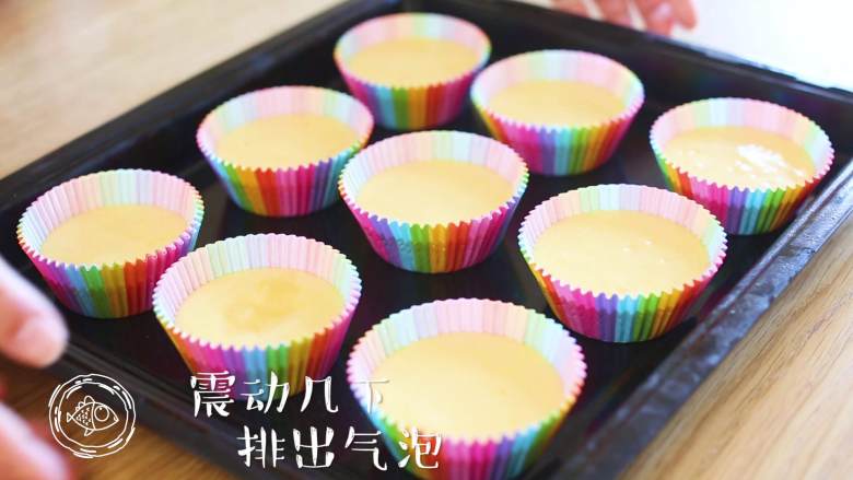 12m+无水蜂蜜蛋糕(宝宝辅食),上下震动几下,排除气泡~