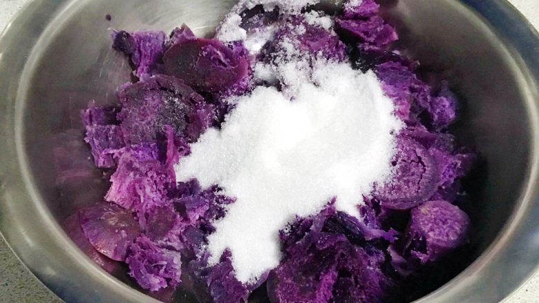 芝麻紫薯糯米饼,倒入40克—60克的糖,根据自己的口味选择糖份。