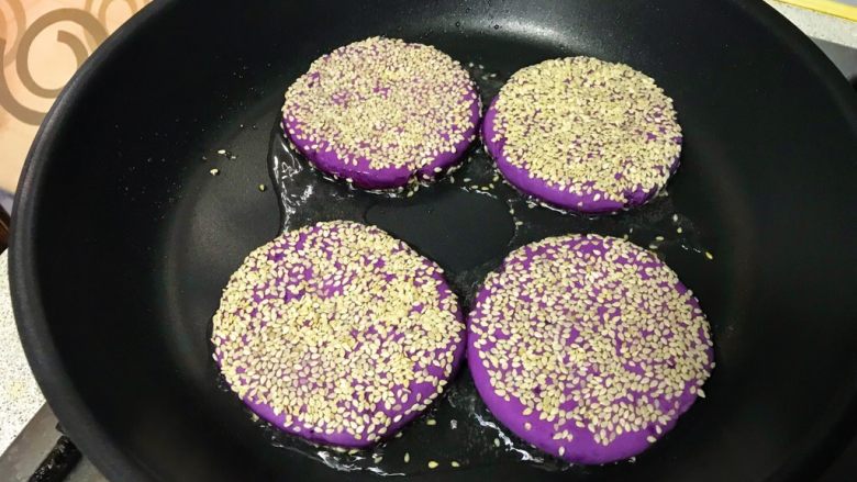 芝麻紫薯糯米饼,小火油锅,慢慢煎。