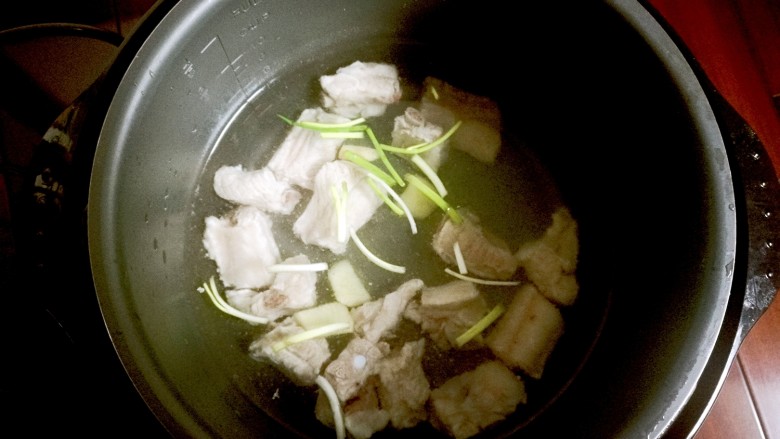 啤酒卤蛋烧排骨,压力锅里加入排骨,葱段和姜片,再加入适量清水。
