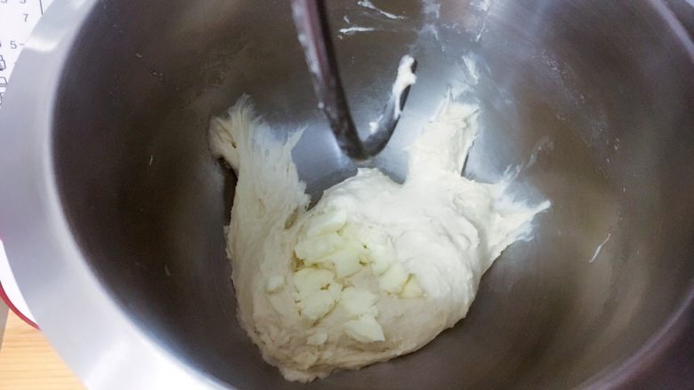 白雪公主与七矮人,加入软化好的黄油,低速搅拌黄油吸收后,转高速。