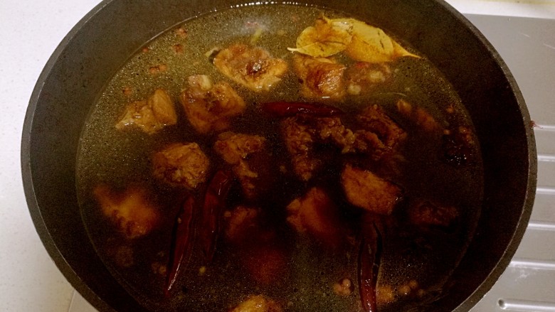啤酒卤蛋烧排骨,加入一整罐<a style='color:red;display:inline-block;' href='/shicai/ 897'>啤酒</a>,再加一些排骨汤。