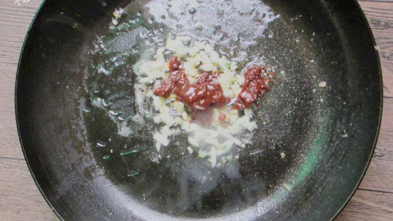 回锅鹌鹑蛋,放一勺<a style='color:red;display:inline-block;' href='/shicai/ 705'>豆瓣酱</a>小火炒出红油
