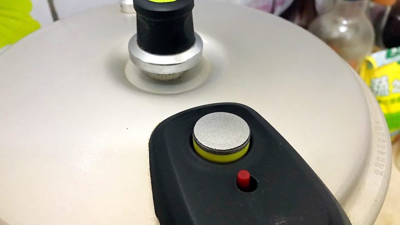 暖冬系列~滋补养生之红枣枸杞萝卜大骨汤,待高压锅的气阀上升,并且发出“嗤嗤嗤”的声音时,转小火,继续煮25分钟