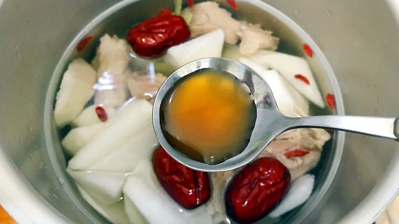 暖冬系列~滋补养生之红枣枸杞萝卜大骨汤,加一勺料酒