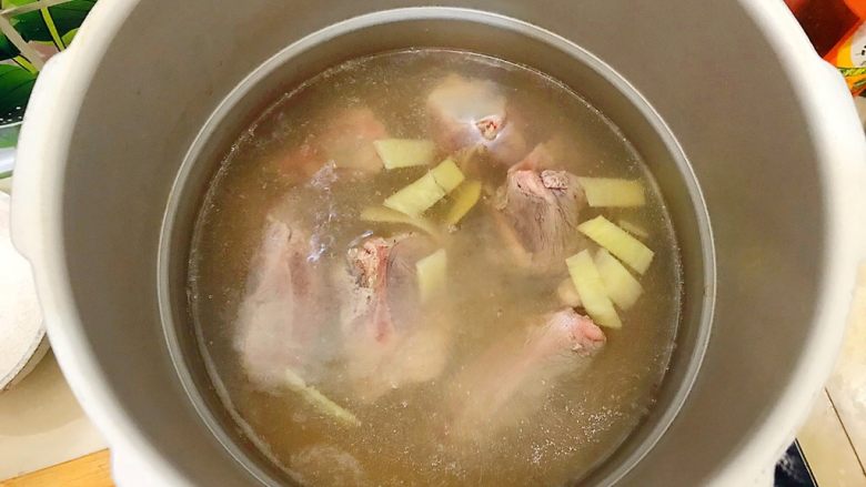 暖冬系列~滋补养生之红枣枸杞萝卜大骨汤,煮两三分钟