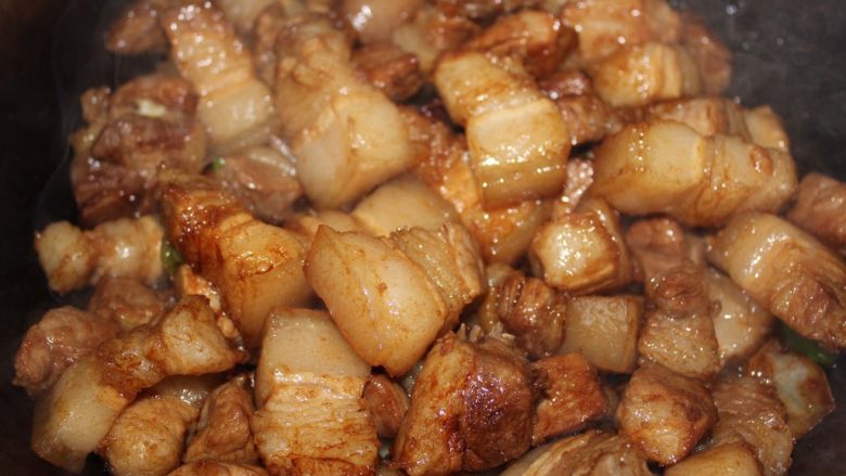 暖暖红烧肉,忘了拍一张炒糖色的图,想象一下吧~少许油,真的是少许,一丢丢就可以,可以把<a style='color:red;display:inline-block;' href='/shicai/ 866'>冰糖</a>溶化就好,多放也是浪费啦,人家会自带荤油哒~小火慢炒,慢慢慢,炒至半糖半油,加入五花肉翻炒,上色~