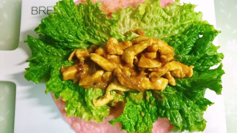 暖萌甜咖喱鸡肉卷饼,在一张饼上放两片<a style='color:red;display:inline-block;' href='/shicai/ 92833'>生菜叶</a>,中间放入咖喱鸡肉条。