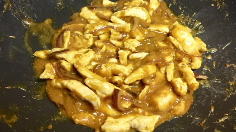 暖萌甜咖喱鸡肉卷饼,汤汁收浓稠了即可。