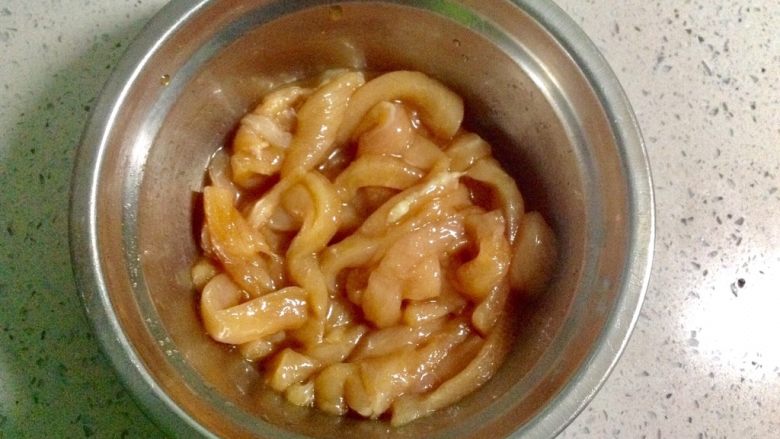 暖萌甜咖喱鸡肉卷饼,在鸡肉中加入<a style='color:red;display:inline-block;' href='/shicai/ 718'>料酒</a>、<a style='color:red;display:inline-block;' href='/shicai/ 788'>生抽</a>、糖、盐，用手抓匀，腌制片刻。