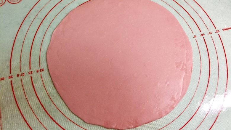 暖萌甜咖喱鸡肉卷饼,把两个面团刷油的那一面对着合起,用手按压一下,然后用擀面杖擀成薄厚均匀的圆饼,直径约20cm。