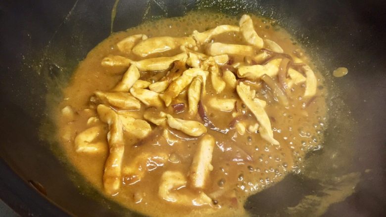 暖萌甜咖喱鸡肉卷饼,加入鸡肉条,翻炒。