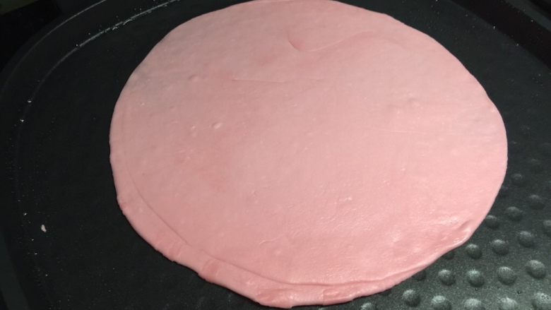 暖萌甜咖喱鸡肉卷饼,把擀好的面皮放进电饼铛,盖上盖子,选择“自主烙烤”,用“速脆”火力开始烙饼。