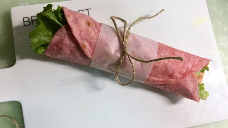 暖萌甜咖喱鸡肉卷饼,然后把饼卷起,包上一圈油纸,扎上麻绳即可。