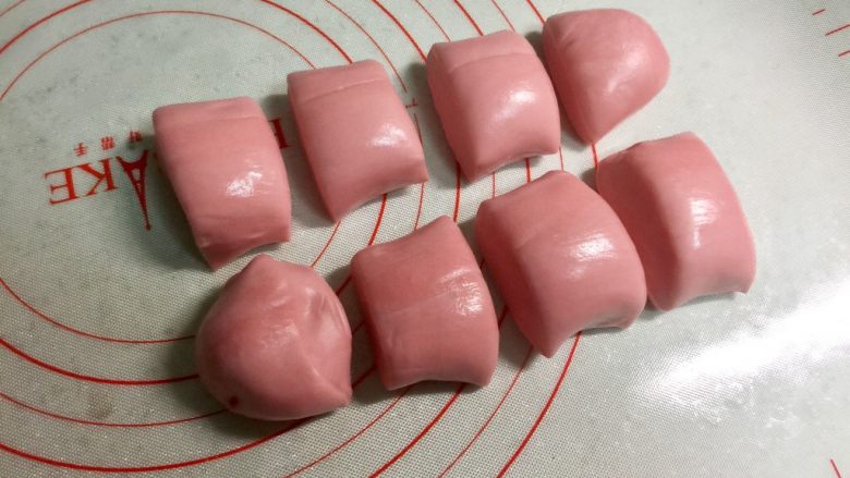 暖萌甜咖喱鸡肉卷饼,在揉面台上抹一点油防粘,把面团揉成长条,再平均分成8个剂子。